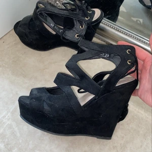 Klackskor  - Svarta klackskor använda endast en gång 