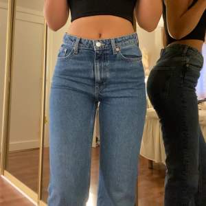 Själver dessa snygga jeans från weekday i modellen VOYAGE. Sitter perfekt på mig som är 167cm 💕💕💕