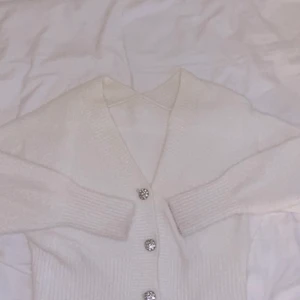 Mjuk kofta med diamantknappr - Väldigt mjuk och lurvig kofta med fina knappar. Väldigt fin att ha den stängd!