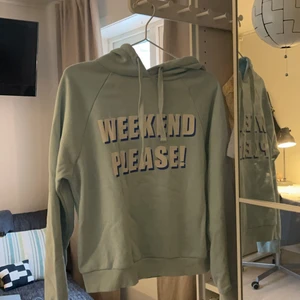 Hoodie - Snygg blå hoodie som tyvärr inte kommer till användning, nyskick!💙💙frakt tillkommer💘