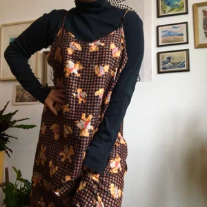 Nattlinne i silke - Supergullig nattlinne/klänning med nallebjörnar på 🥺❤️ 100% silke, köpt i vintagebutik. Möts upp i Malmö, annars står köparen för frakt ✨