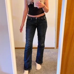 lågmidjade utsvängda jeans  - asballa lågmidjade utsvängda jeans från Levi Strauss & Co, köpta från sellpy men passade tyvärr inte, storlek 30/31😍💗💕 köpare står för frakt