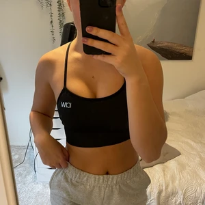 Icaniwill - Säljer Denhär träningstoppen som är jätte skönt och sitter bekväm. Väljer att sälja den då den knappt är använd🤗💓