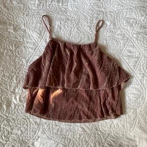 Rosa Topp - Rosa topp från Zara! Använd ett fåtal gånger men i bra skick! 💗 Djupare i ryggen & väldigt lätt att antingen klä upp eller ner