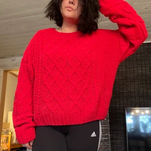 Röd oversized stickad tröja - Väldigt mjuk och skön stickad tröja, står storlek L men passar nog upp till XXL beroende på hur en vill ha passformen. Från KappAhl, mycket sparsamt använd. Säljes pga gillar ej hur den sitter på mig längre. ✨ 💌Frakt är baserat på frimärken. Önskas postnords egna paket löser vi det. 🎈