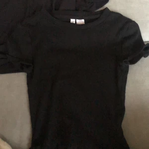 TVÅ FÖR EN - Jag säljer två toppar från hm, divided, jag köpte de för några månader sedan och nu försöker jag rensa ut lite kläder som inte används längre. Det är två för en, en är har som en liten Knut längst ner och en är bara en helt vanlig svart topp. När jag köpte de kostade de mellan 70 och 90 kronor styck tror jag