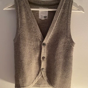 Grå stickad väst - Jätte fin grå väst, frakt tillkommer🥰