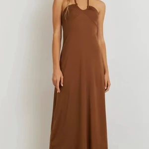 Klänning storlek xs - Klänning från Gina tricot i stk xs aldrig använt i färgen brun originalpris när jag köpte den kosta den 350 och säljer den för 200 kr 