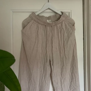 Linnebyxor - Säljer dessa supertrendiga linnebyxor från HM. Perfekt till en stickad tröja nu i sensommar/början av hösten. I perfekt skick!🥰