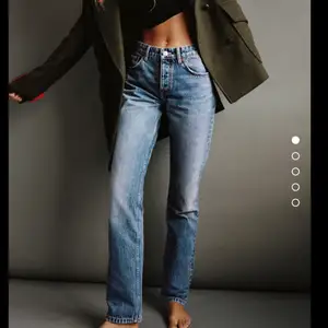 Intressekoll på mina nya zara jeans, använda en gång!! Helt slutsålda i denna storlek! 💕