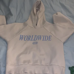 Gina hoddie  - Säljer denna hoddie den e knappt använd och e riktig mysig ❤️