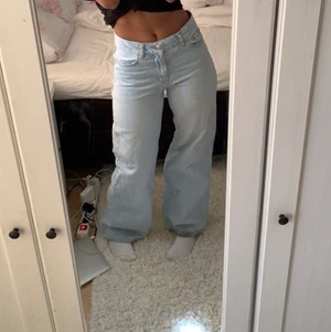 Jeans - Säljer dessa skit snygga midrise jeans!! de har en liten slitning på sidan som knappt syns annars är de i toppen skick!💕💕 skriv privat för midjemått osv