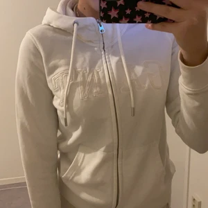 Fin vit gant kofta!  - Super fin vit gant kofta! Strl S köpt för 1300kr säljer för 500kr då den är ganska gammal (priset kan diskuteras vid snabb affär) dock bara använd 3-4 ggr💕 