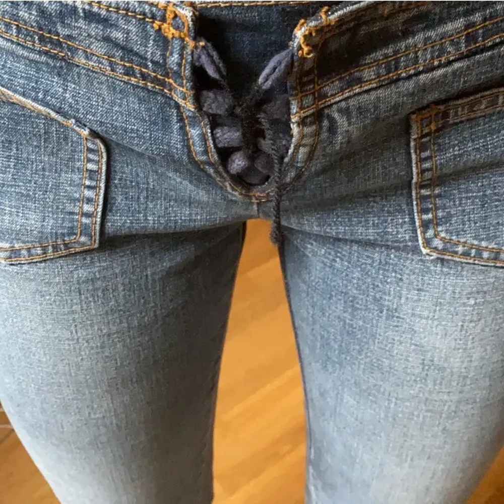 Säljer dessa skit snygga lågmidjade jeans!! skriv privat för fler bilder och midjemåttet eller innerbenslängd💕💕. Jeans & Byxor.