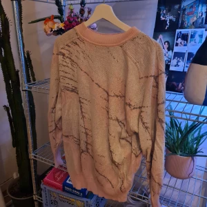 Stickad tröja - Stickad vintagr tröja med coolt möster (frakt ingår ej) skick 6/10