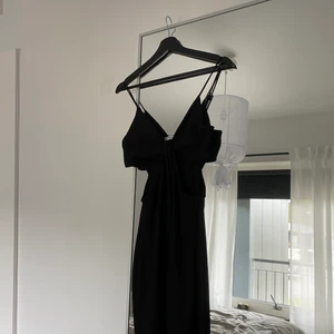klänning från bershka - storlek s! skönt och stretchigt material som ger en snatched look! använd en gång så är som ny! inga fler bilder finns då allt ligger redo för att postas! frakt på 66kr tillkommer! LÄS TEXTEN I BION INNAN KÖP OCH FRÅGOR!