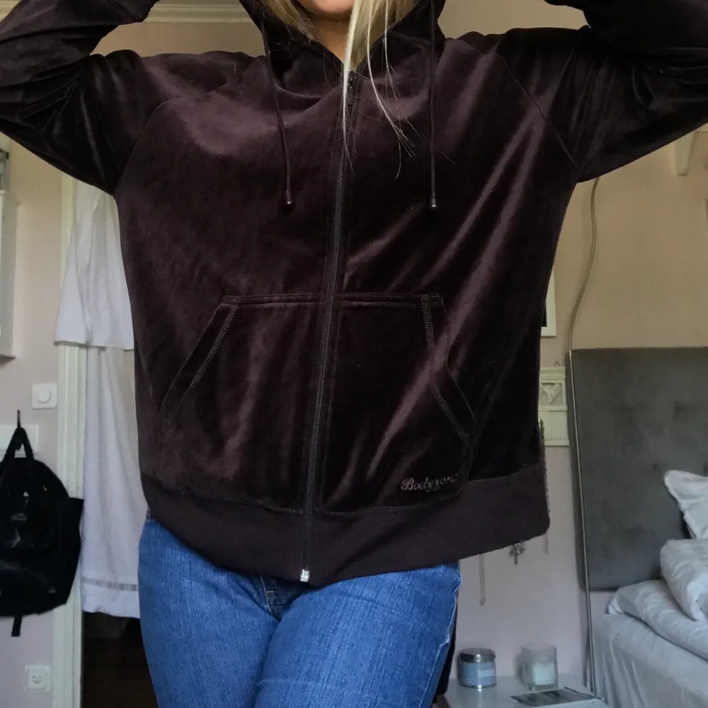 Mysig brun zip hoodie i sammet material🤎 Storlek XL men sitter snyggt oversize på mig som har S i vanliga fall :) 150kr+frakt eller budgivning 🍂⚡️. Hoodies.