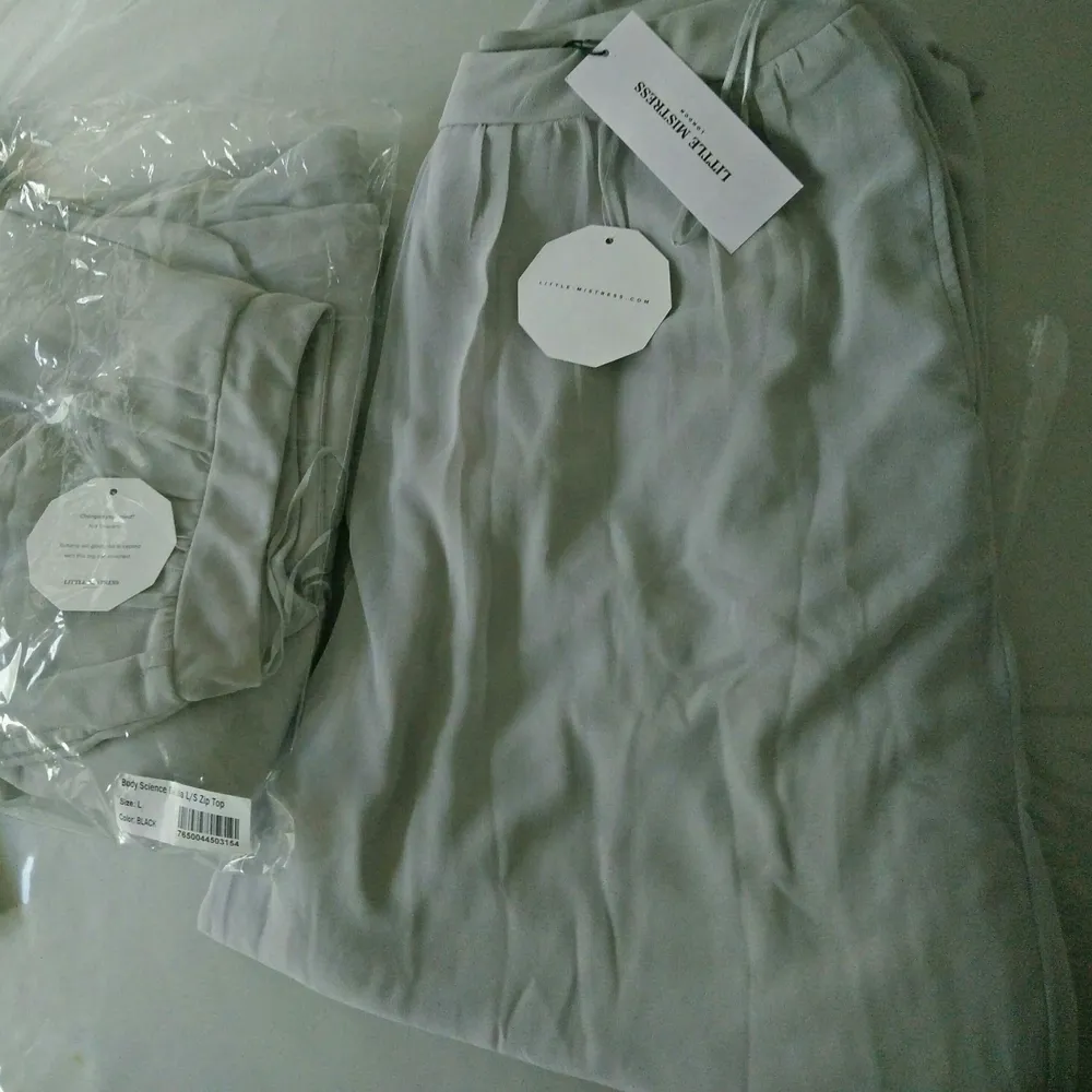 Sköna vida byxor i ljusgrå färg i storlek 42. Endast testade, säljs pga fel storlek.  . Jeans & Byxor.