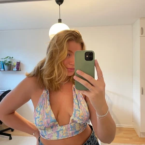 Färgglad festtopp  - Härlig färgglad festtopp som går att knyta lite olika uppe också. Knappt använd! Frakt ingår i priset🤩