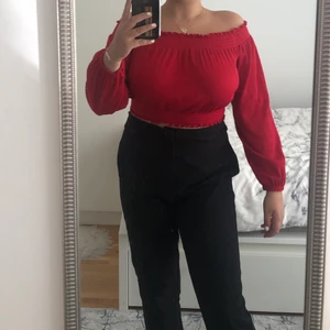 En fin röd tröja  - En fin röd tröja som är använd ett par gånger. Den är som ny och används inte.