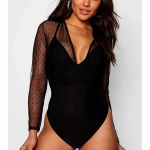 Vit body  - En vit body (bild 2) som har ett tunt genomskinligt ”tyg” över med fina detaljer som ger bodyn det lilla extra. Aldrig använd på grund av felköp så prislappen är kvar.