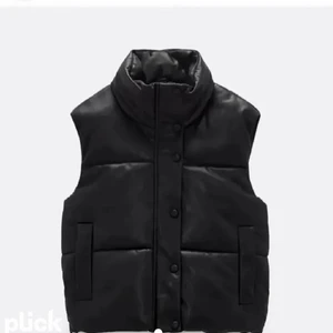 Zaraväst  - Säljer nu min fina zara väst då den inte kommer till användning längre. Köparen står för frakten❤️(HÖGSTA BUD 800kr) 