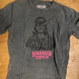 Stranger things - En stranger things tröja. Köparen betal för frakten, skriv om du är intresserad 