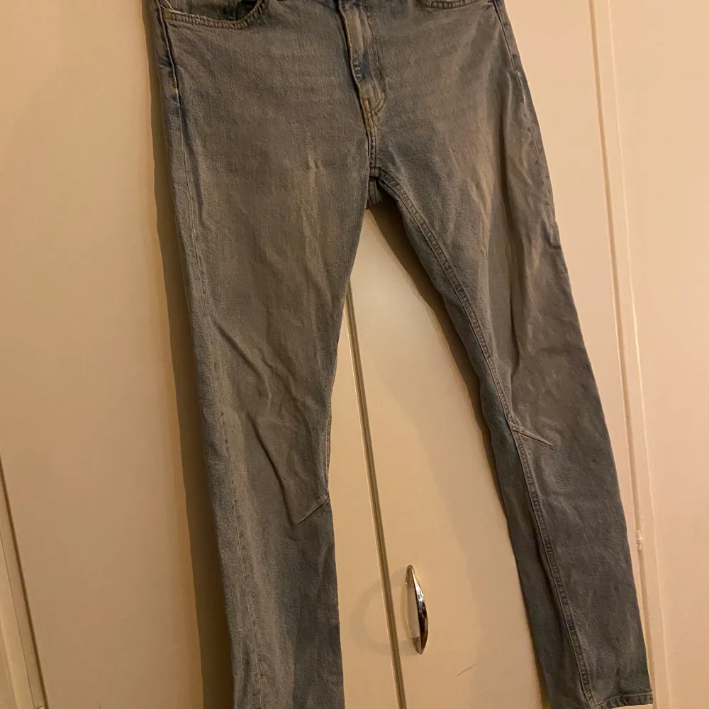 Säljer mina jeans från Carlings nu för att dom inte passar längre. Dom är i bra kvalite. Passformen är regular. *Köparen står för frakt. Jeans & Byxor.