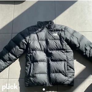 The North Face - En the north Face puffer jacket i strl xs, använd i bra skick, funkar som höst och vinterjacka. Buda i kommentarerna!