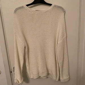 Stickad vit tröja  - Stickad, st: XL. Änvänd i gott skick 