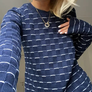 Tröja - Säljer denna super fina mörkblå randiga tröjan från Tommy Hilfiger💞💙💙💙 jätte fin kvalite! Den har söta knapp detaljer på baksidan som ni kan se på bilden❣️❣️ 