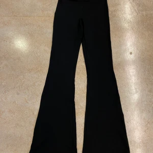 Svarta utsvängda tights från Gina - Svarta utsvängda tights med hög midja från Gina Tricot 