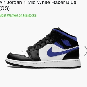 Jordans 1 - Jätte fina Jordans 1 mid white Race blue i jätte bra skick köpte dem nyligen och använda endast fåtal gånger, säljer pga att dem inte kommer till användning nypris 1580 mitt pris 1300 kommer med boxen. Köparen står för frakt. Buda!!