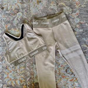 Stronges set storlek XS - Endast använt 2 gånger så i mycket bra skick, säljer pga att det tyvärr är lite för litet för mig (163cm, 51kg).  Nypris byxor: 699kr och sport-bh-n: 399kr. Köpare står för frakt. 