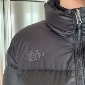 The North Face jacka - Säljer denna skitsnygga jackan från north face, den har fått två små fläckar (tredje bilden) som jag tyvärr inte får bort därav sänker jag priset. Supertrendig och varm till vintern!💗 Budet ligger på: 750kr, buda eller köp direkt för 900