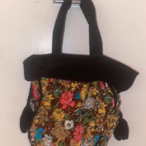 Arm o handväska - En glittrigt och mutltifärgad Armväska