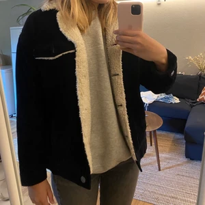 Mörkblå manchesterjacka - Mörkblå Manchesterjacka i strl XS från monki, känns mer som en S i storlek. Fint skick och nästintill oanvänd! (Pris för frakt kan variera).                      Nypris: 500kr 