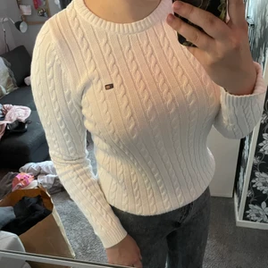 Lexington kabelstickad tröja Storlek S   - En äkta lexington tröja i storlek S, använd ganska många gånger men inget som syns. Köptes för ca 1000 kr, jag säljer för 250kr+ frakt. 