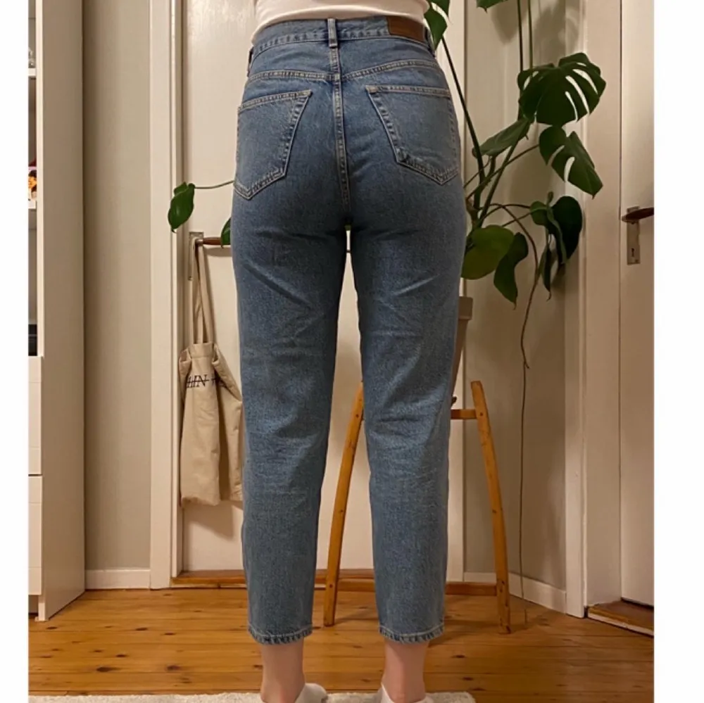 Fina mom jeans från BikBok, strl M. Säljer dem eftersom de är lite stora i midjan och korta på benen för mig (jag är 172 cm). 250 kr + frakt. Jeans & Byxor.
