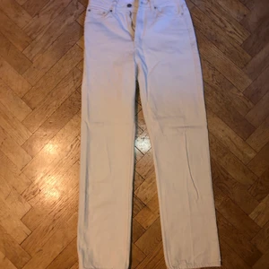 Snygga raka benvita jeans  - Långa raka jeans i benvit färg från Weekday. Använda 1 gång. 