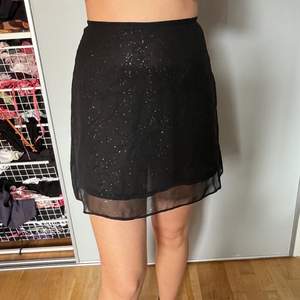 Supersnygg kort svart kjol med glittrig mesh! Möts upp på söder elr fraktar 