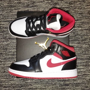 Jordan gym reds - Äkta Jordan Gym reds i storlek 36eu.                                      Pris: 1400kr.                                                                                 Bara att skriva om ni har några frågor eller behöver fler bilder!💞                                                                                Kan fraktas spårbart för 99kr, eller försäkrat spårbart för 184kr!💞