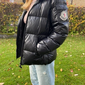 Moncler jacka - Moncler jacka vintage. Köpt från en vintage butik i London som garanterade att den va äkta. Storlek M. Den har en luva men den syns ej på bilderna :) Använd med slitage på armarna och två små revor på ena armen som inte syns. Den är som sagt vintage och väl använd därav priset 