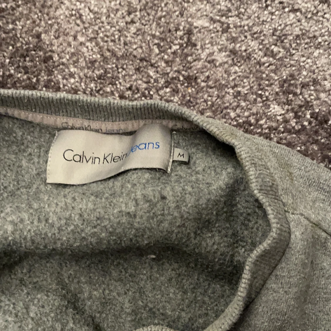 Grå Calvin Klein tröja storlek m - 91