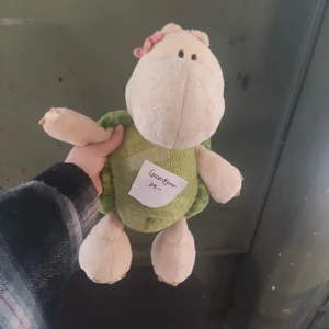 Gosedjur - Sköldpadda gosedjur. Väldigt bra skick, dock inte oanvänd så där av priset. Säljer även andra barngrejer, böcker, kläder osv 🧡