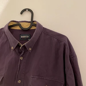 Lila skjorta - Säljer iväg denna då den ej kommer till användning🌹 Det är bara att höra av sig vid frågor/funderingar🤗