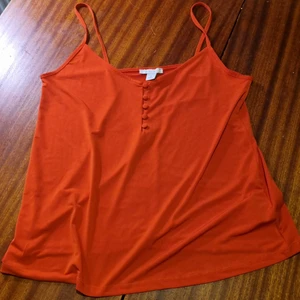 Rött linne m - Storlek m :) 15 kr. Samfraktar vid köp av flera varor för 66 kr 📦❣