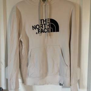 The north face hoodie i mycket bra skick inga skador och använd vara ett fåtal gånger. Den är i st S men den är stor i storleken så skulle passa M också 