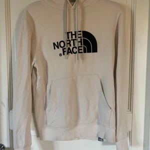 The North face hoodie  - The north face hoodie i mycket bra skick inga skador och använd vara ett fåtal gånger. Den är i st S men den är stor i storleken så skulle passa M också 