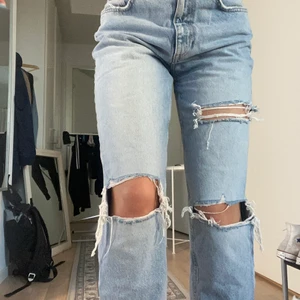 Jeans - Håliga jeans som är lite korta på mig som är 172. Eller perfekta om man vill ha den längden🤍